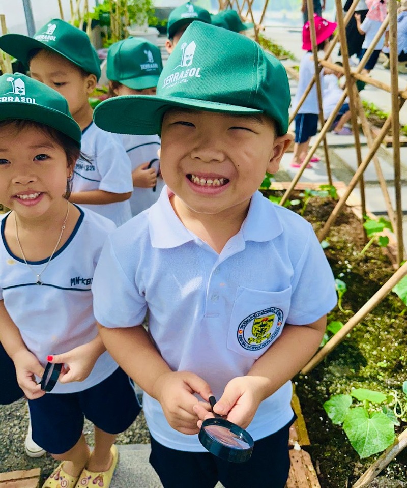 Hoạt động gắn kết gia đình cuối tuần – Cùng bé khám phá thế giới xanh